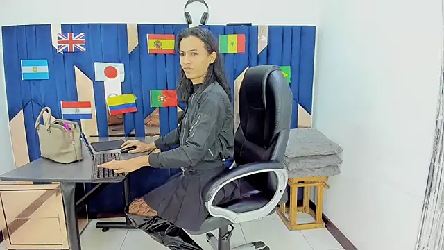 Aisha hotts777 online show from June 29, 6:19 pm