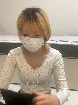 Snapshot of reon_reonreon chatting on March 2, 10:00 am reon reonreon online show from March 2, 10:00 am