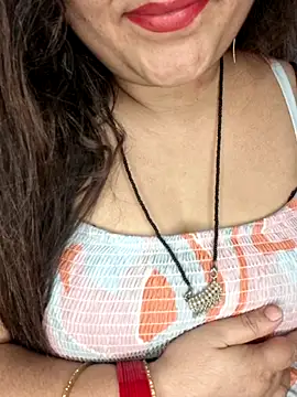 Snapshot of indian-hotmilfs chatting on April 16, 9:39 pm indian-hotmilfs online show from April 16, 9:39 pm