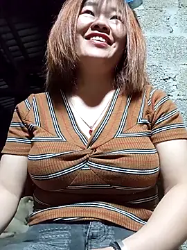 Snapshot of sukabae00 chatting on April 19, 1:32 pm sukabae00 online show from April 19, 1:32 pm