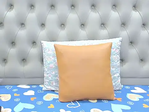 Snapshot of _ly__ chatting on October 5, 4:00 am  ly   online show from October 5, 4:00 am