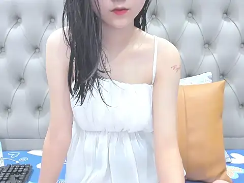 Snapshot of _ly__ chatting on October 6, 4:15 pm  ly   online show from October 6, 4:15 pm