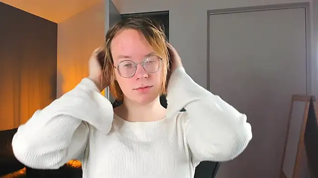 Amanda Butlerr online show from October 4, 10:35 am