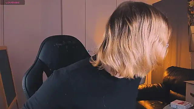 Amanda Butlerr online show from November 1, 9:44 am