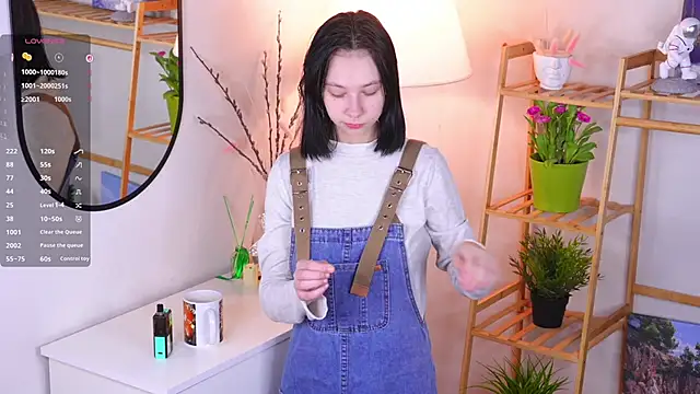 SuzanneHowse online show from February 4, 3:12 am