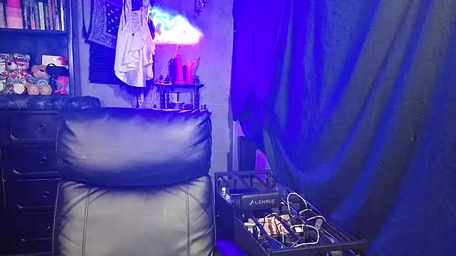 chicanachic13 online show from March 21, 4:17 am