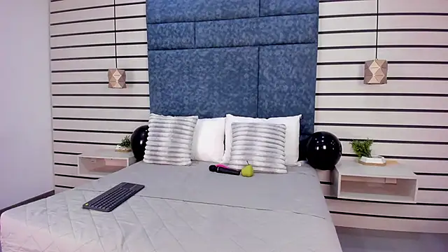 NatyLeone online show from October 8, 8:06 pm