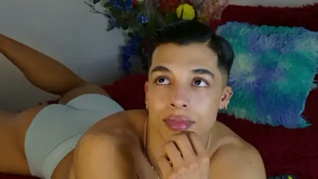 Snapshot of Troye_Williams chatting on March 15, 2:39 am Troye Williams online show from March 15, 2:39 am