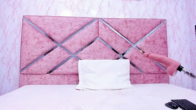 HOT EMIILY  online show from October 18, 11:44 am