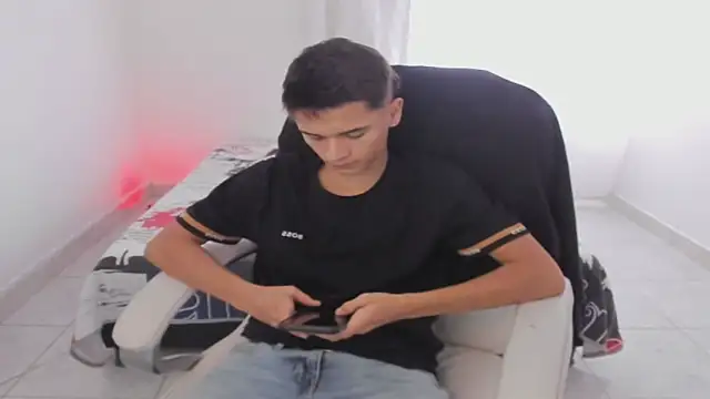 Snapshot of Aron_Boyy chatting on September 20, 7:59 pm Aron Boyy online show from September 20, 7:59 pm