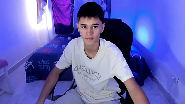 Snapshot of Aron_Boyy chatting on October 3, 7:55 pm Aron Boyy online show from October 3, 7:55 pm