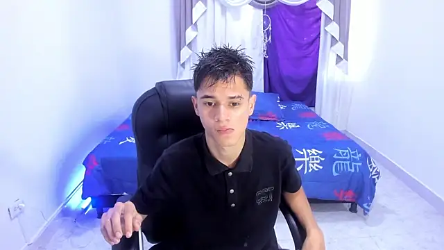 Snapshot of Aron_Boyy chatting on October 17, 8:33 pm Aron Boyy online show from October 17, 8:33 pm