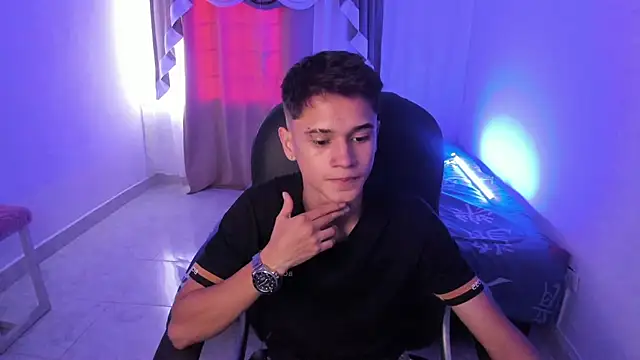 Snapshot of Aron_Boyy chatting on November 1, 8:44 pm Aron Boyy online show from November 1, 8:44 pm