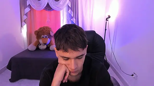 Snapshot of Aron_Boyy chatting on April 7, 7:25 pm Aron Boyy online show from April 7, 7:25 pm