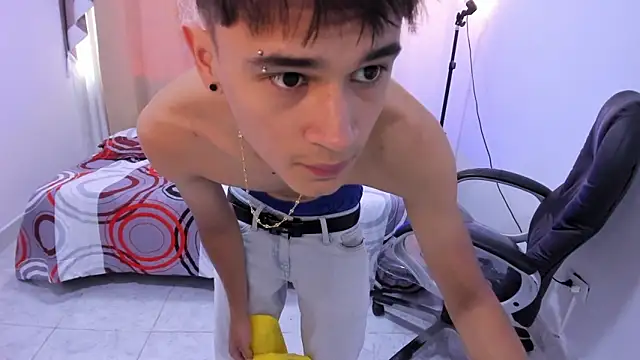 Snapshot of Aron_Boyy chatting on April 22, 7:48 pm Aron Boyy online show from April 22, 7:48 pm