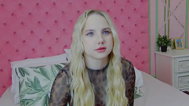 Snapshot of Sky_Cutie chatting on February 22, 4:46 am Sky Cutie online show from February 22, 4:46 am