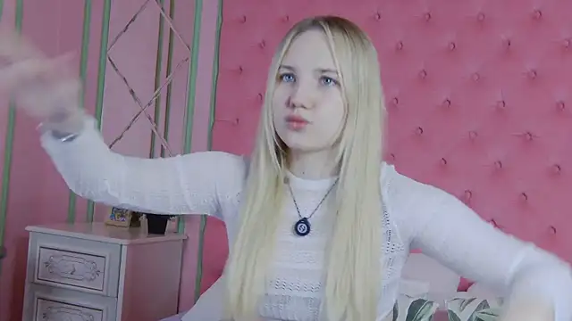 Snapshot of Sky_Cutie chatting on March 18, 4:37 am Sky Cutie online show from March 18, 4:37 am