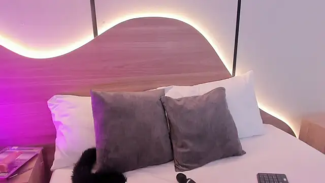 doll eyees  online show from October 18, 6:41 pm