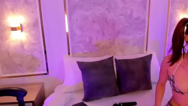 doll eyees  online show from December 4, 2:43 am