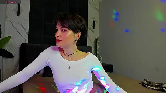 Adeline Perle online show from September 24, 12:03 am