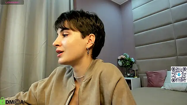 Adeline Perle online show from October 14, 1:28 am