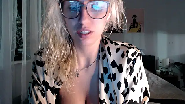 VivianCoke online show from March 1, 5:04 pm