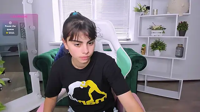 Cocoa Sins online show from October 15, 6:13 am