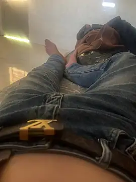 Snapshot of letruong6879 chatting on April 6, 12:30 am letruong6879 online show from April 6, 12:30 am