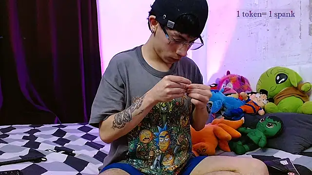 aaronjames1 online show from January 8, 10:56 pm