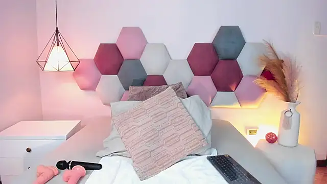 OliviaCooper  online show from October 4, 12:25 pm