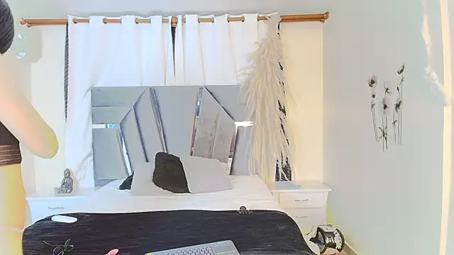 Snapshot of MiniLove_01 chatting on October 22, 12:05 pm MiniLove 01 online show from October 22, 12:05 pm