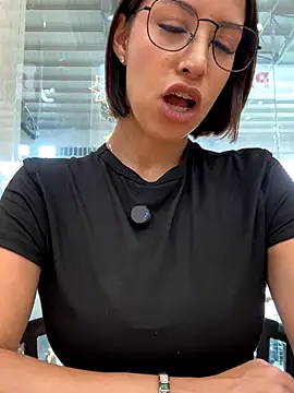 Snapshot of luvely chatting on November 19, 7:25 pm luvely online show from November 19, 7:25 pm