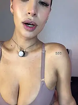 Snapshot of luvely chatting on December 1, 1:38 pm luvely online show from December 1, 1:38 pm