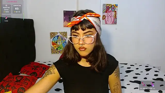 Snapshot of Divinejewel444 chatting on October 27, 7:45 am Divinejewel444 online show from October 27, 7:45 am