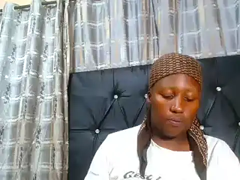 Snapshot of MelaninBunii chatting on September 18, 6:43 pm MelaninBunii online show from September 18, 6:43 pm