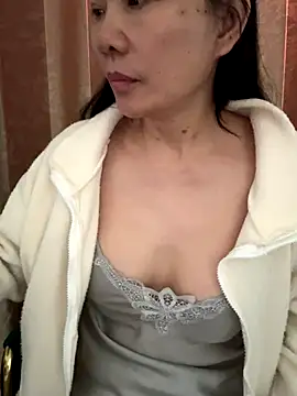 Snapshot of xiiuuff18 chatting on November 1, 12:12 am xiiuuff18 online show from November 1, 12:12 am