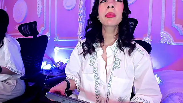 aitana johns online show from November 7, 12:16 pm