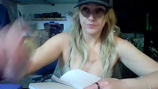 Snapshot of cutiekayls chatting on June 30, 10:33 pm cutiekayls online show from June 30, 10:33 pm