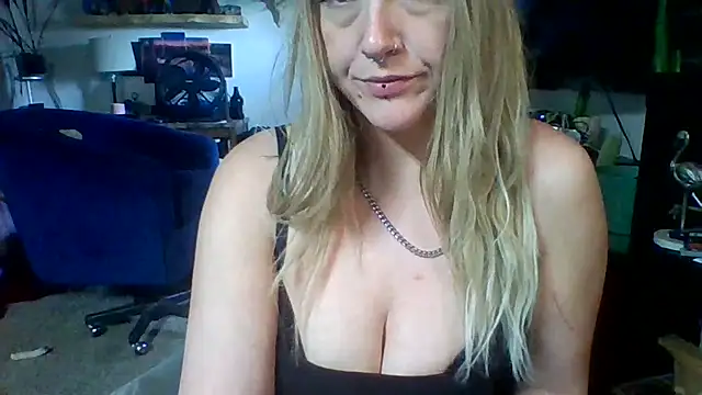Snapshot of cutiekayls chatting on July 1, 10:53 pm cutiekayls online show from July 1, 10:53 pm