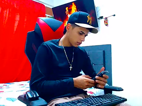Snapshot of cristian_tayron1 chatting on June 13, 12:30 am cristian tayron1 online show from June 13, 12:30 am