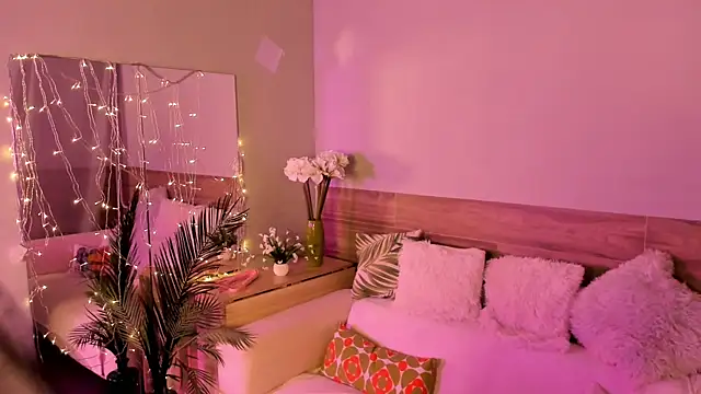 Snapshot of Juliorah chatting on September 18, 3:25 pm Juliorah online show from September 18, 3:25 pm