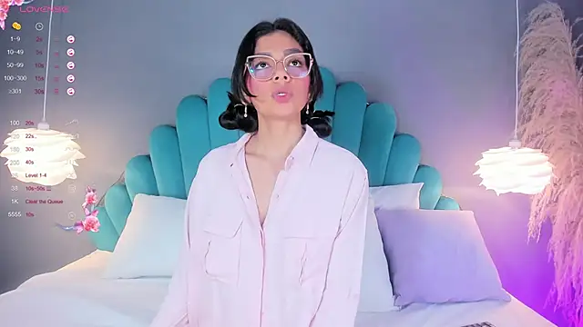 AlassiaHocthner online show from October 21, 11:44 am