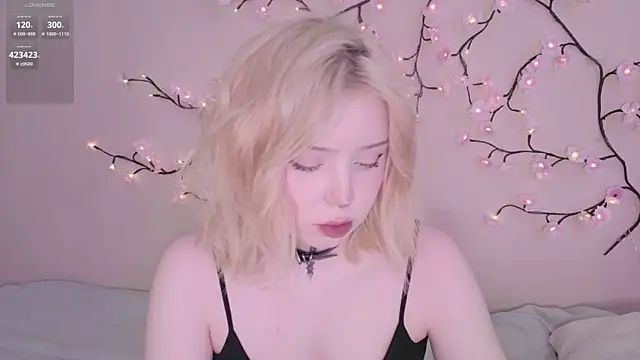Snapshot of RileyVice chatting on May 7, 8:31 am RileyVice online show from May 7, 8:31 am
