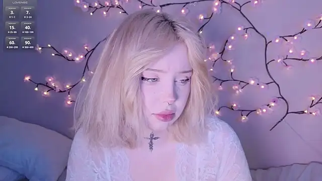 Snapshot of RileyVice chatting on May 11, 8:09 am RileyVice online show from May 11, 8:09 am