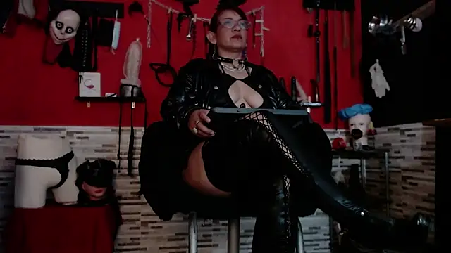 Snapshot of Miss_Mirandaa chatting on October 17, 3:31 am Miss Mirandaa online show from October 17, 3:31 am