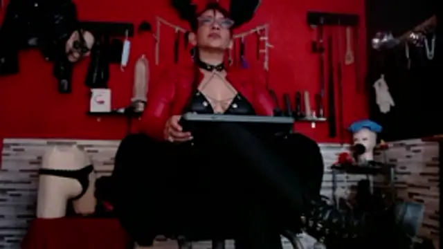 Snapshot of Miss_Mirandaa chatting on October 21, 11:16 pm Miss Mirandaa online show from October 21, 11:16 pm