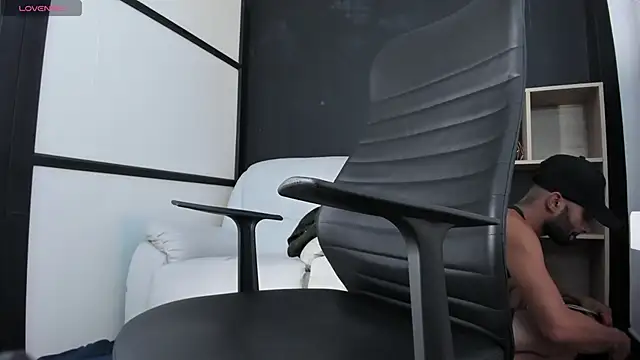 Snapshot of leostorm_ chatting on September 12, 4:23 am leostorm online show from September 12, 4:23 am