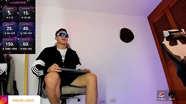 Snapshot of sotooliver3 chatting on October 10, 8:41 pm sotooliver3 online show from October 10, 8:41 pm