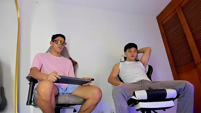 sotooliver3 online show from March 28, 8:41 pm