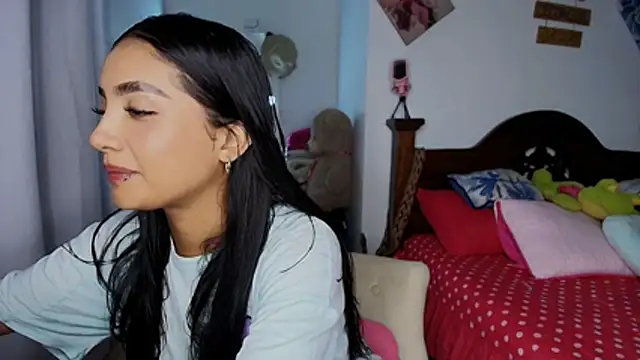 mia yireth online show from October 25, 12:51 am